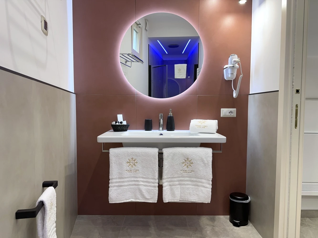 Good Vibes Luxury Rooms-3