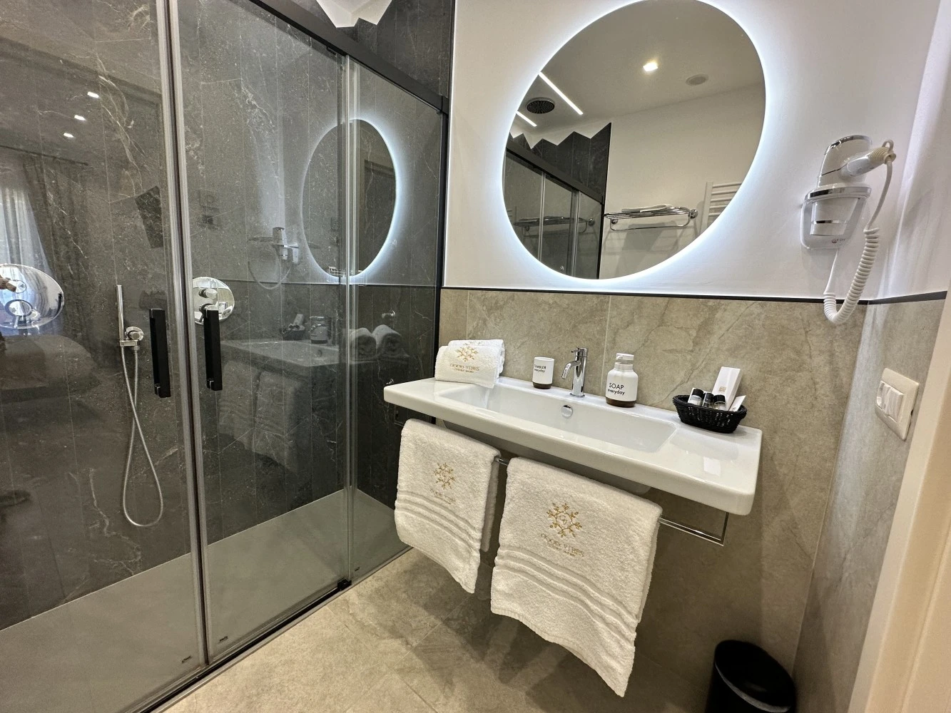 Good Vibes Luxury Rooms-5