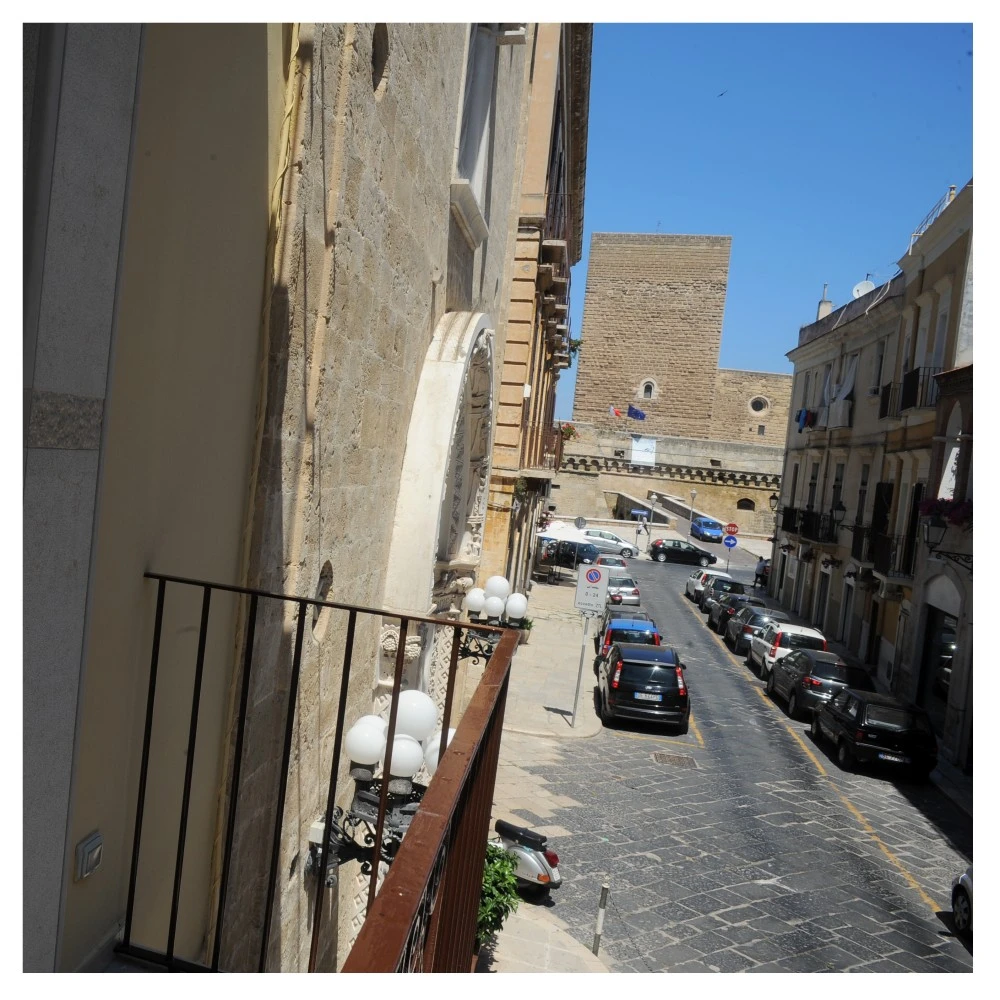 Palazzoboemondo(vicino Castello Svevo Bari )-1