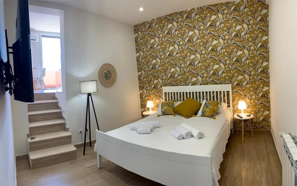 Donna Luisa_ Catania Charming-1