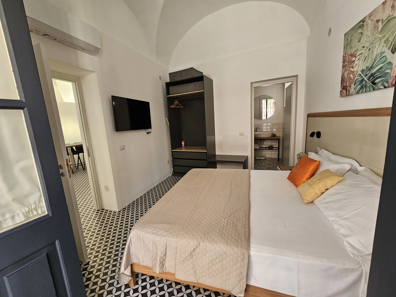 Grey House Apartment 1-5