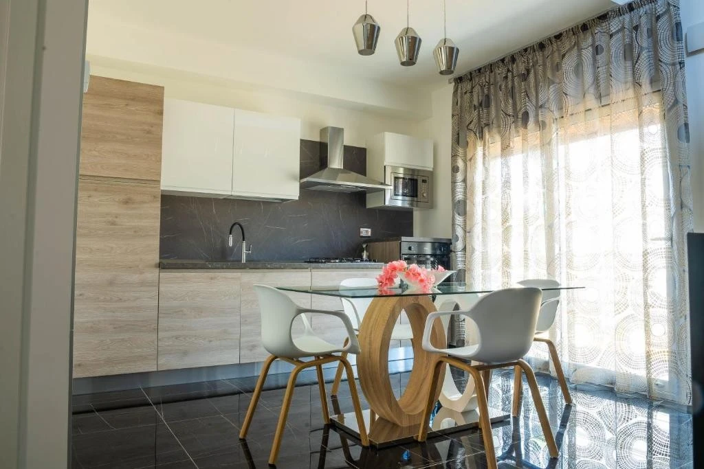 Independence House Holiday - 10-4