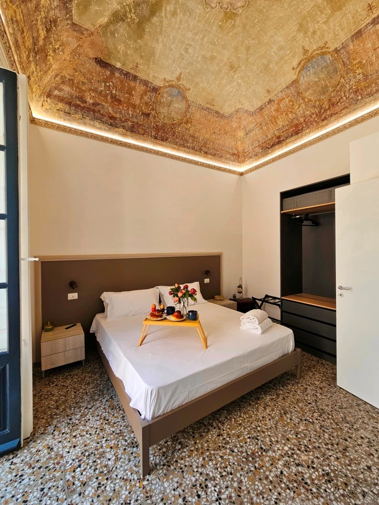 Grey House Apartment 5-6-1