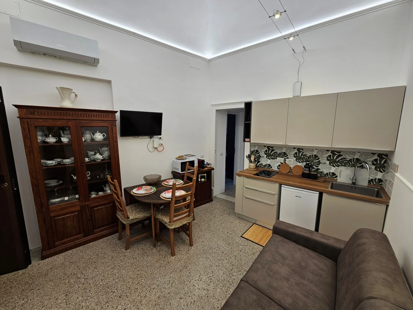 Grey House Apartment 5-6-4