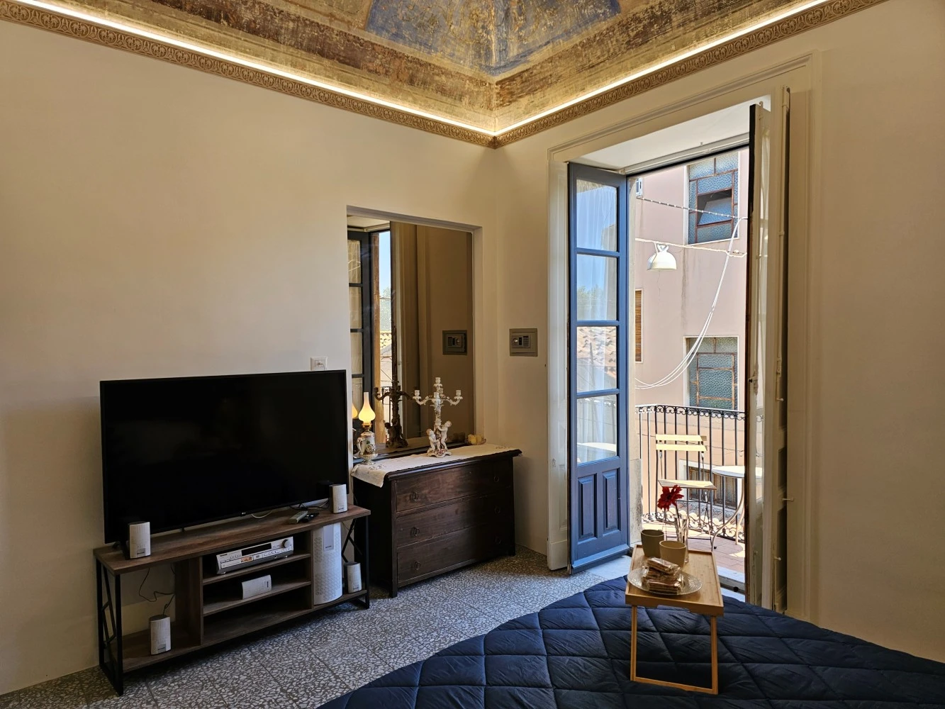 Grey House Apartment 5-6-5