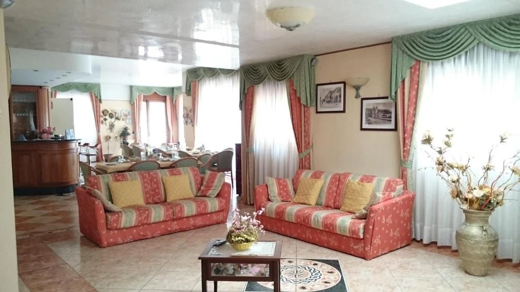 Hotel Holiday House-5