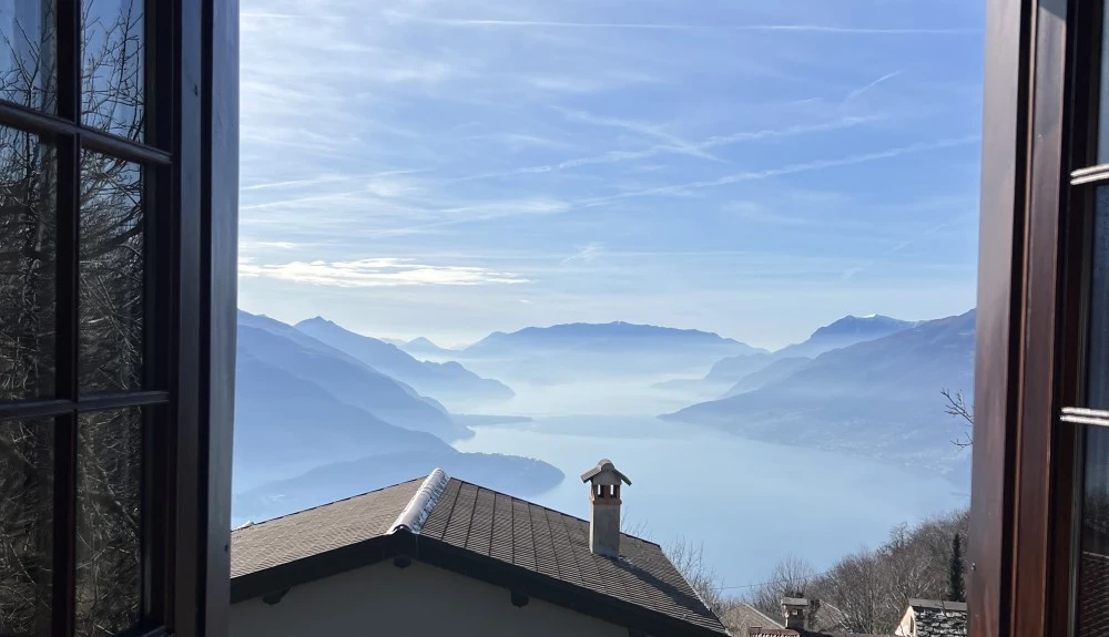 Baita Incastonata Tra Le Montagne-1